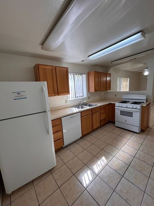 Foto del edificio - 1150 N Catalina Ave