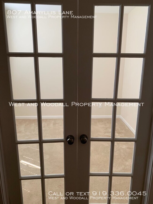 Foto del edificio - 807 Amaryllis Ln