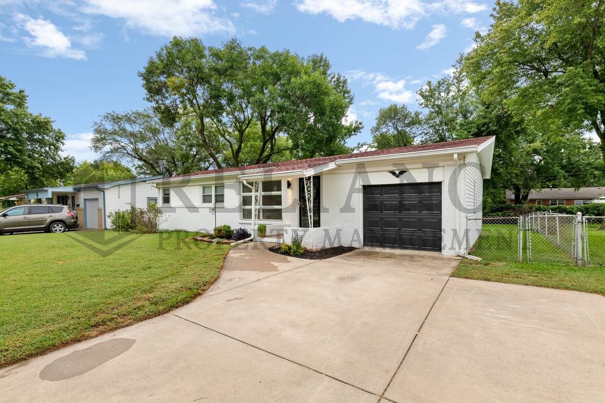 Primary Photo - 211 E Meadowlark Rd