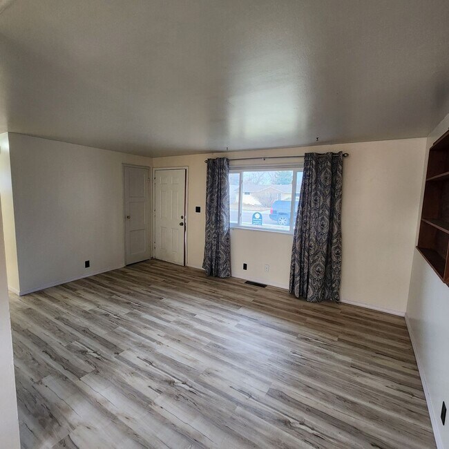 Foto del edificio - Westside 3 Bed 1 Bath One Level Home