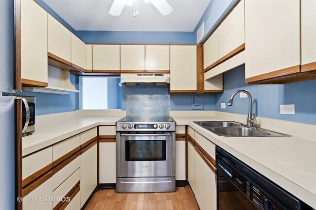 Kitchen - 6300 N Sheridan Rd