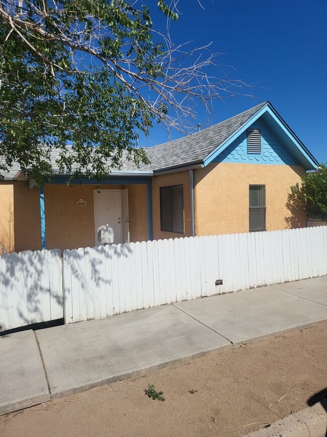 Building Photo - Little North Valley home