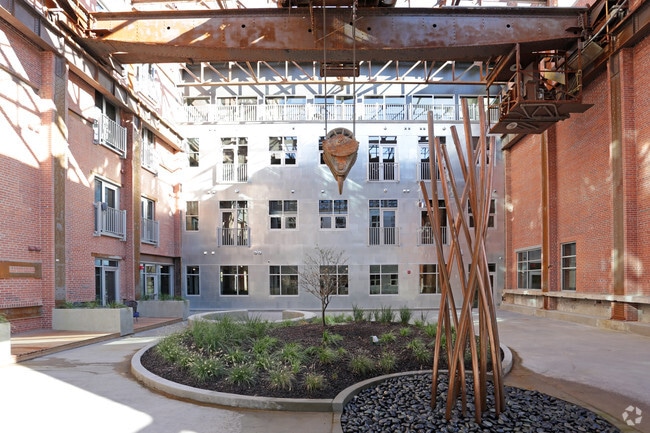 Building Photo - Breakers Omaha