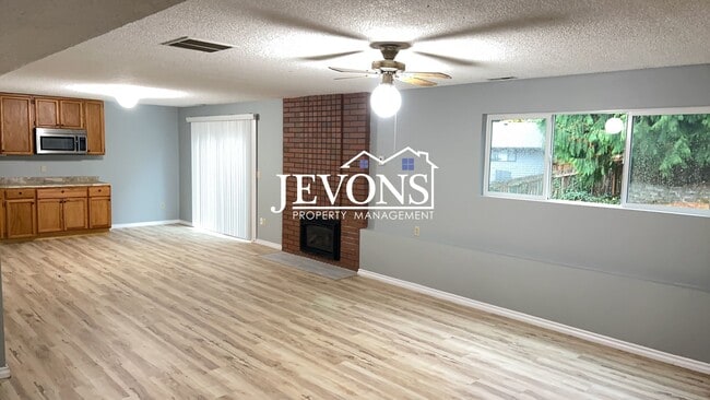 Building Photo - Amazing home featuring two equipped kitche...