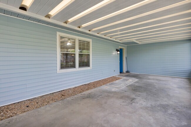 Foto del edificio - 120 Tar Heel Dr