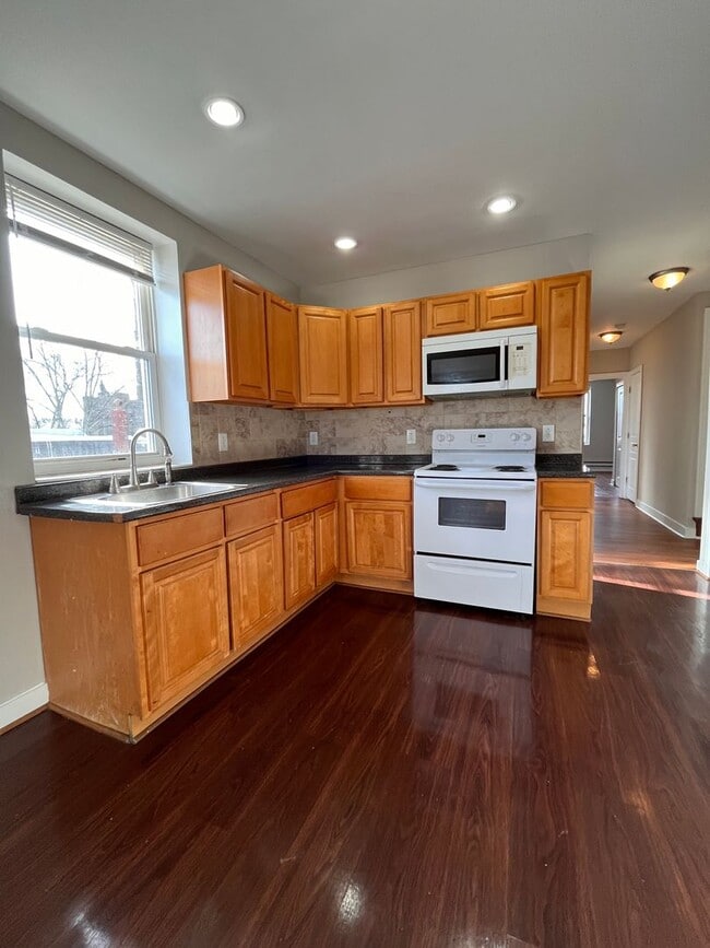 Building Photo - 253 S 51st St