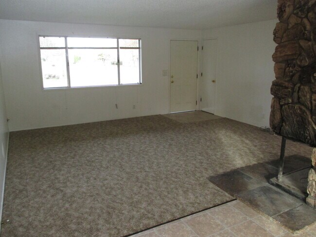 Building Photo - Cozy Three Bedroom Home in North Salem