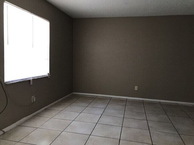 Building Photo - 2 Bedroom, 1 Bath Quadraplex Unit For Rent...