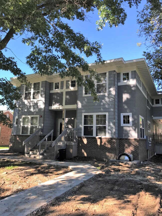 Frente Este - 623 S Lucas St