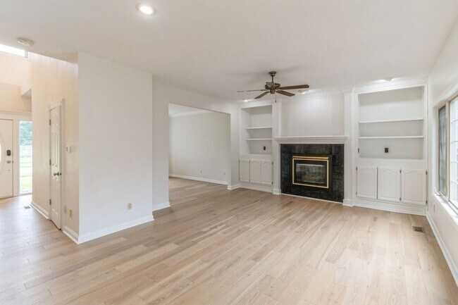 Foto del edificio - GREAT LOCATION IN COUNTRY CLUB!! 4 Bedroom, 3.5 Bathroom Home in Clive
