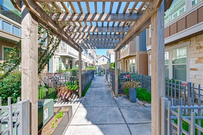 Foto del edificio - 708 N Shepherd Dr