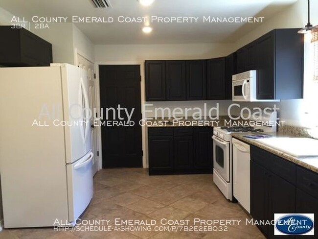 Building Photo - Close to Silver Sands!