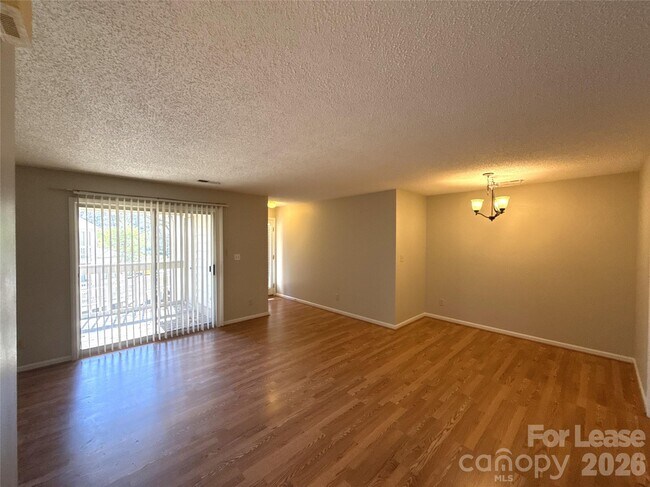 Foto del edificio - 1001 Churchill Downs Ct