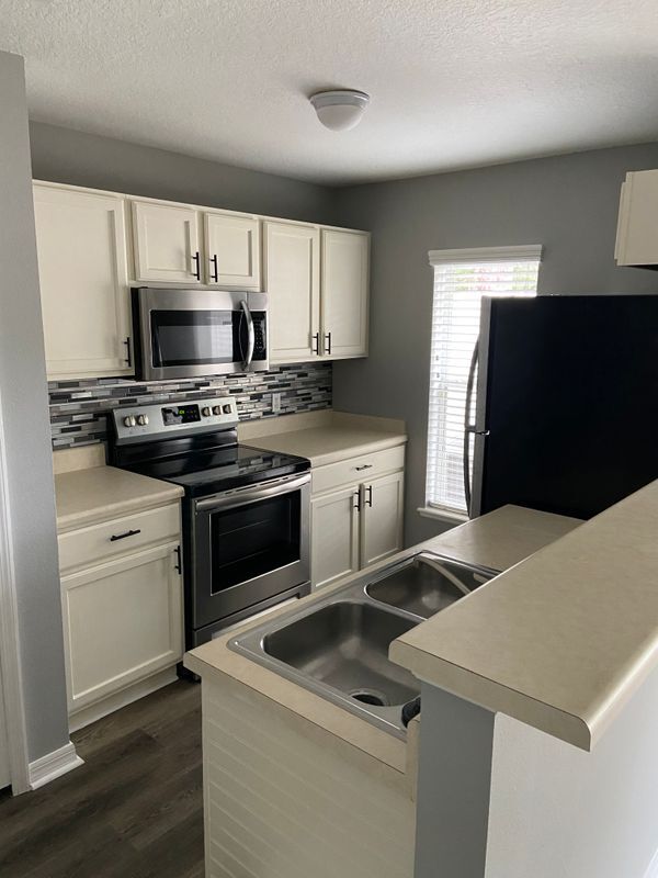 Foto principal - 7056 St Ives Ct
