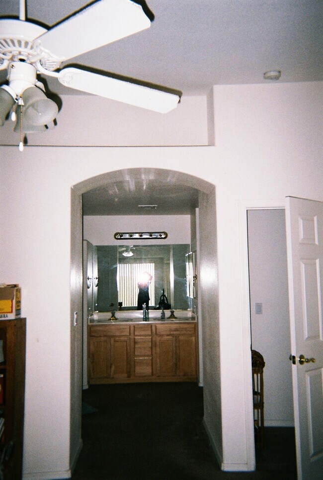 Foto del edificio - 3211 Katherine Dr