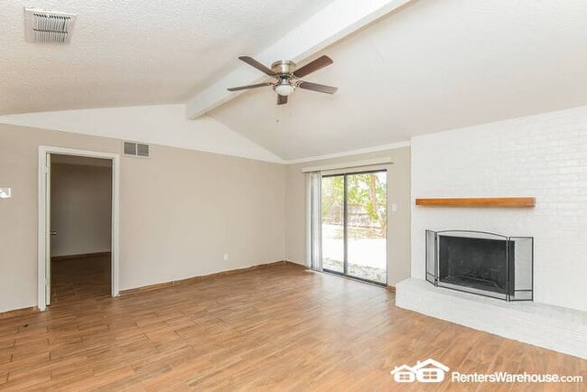 Building Photo - PRICE DROP!!  Newly renovated spacious 3 b...