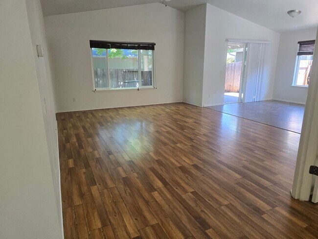 Foto del edificio - 3 bed 2 bath  Home for Rent in Grants Pass
