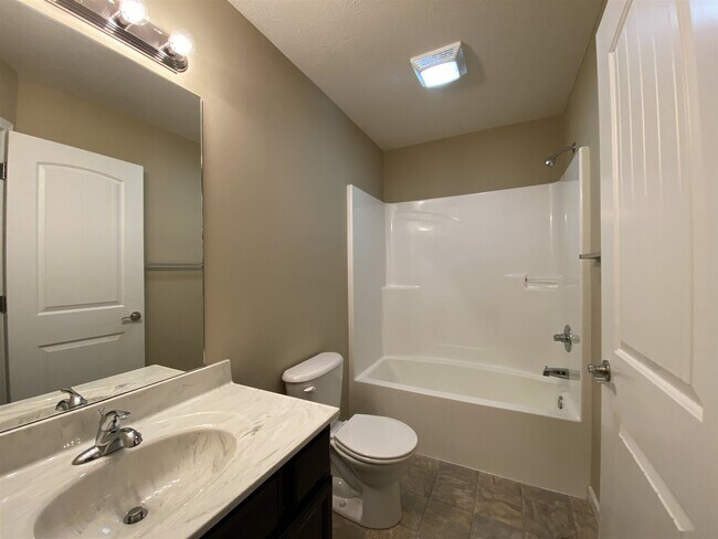 Building Photo - 1250 W Adams Hill Cir