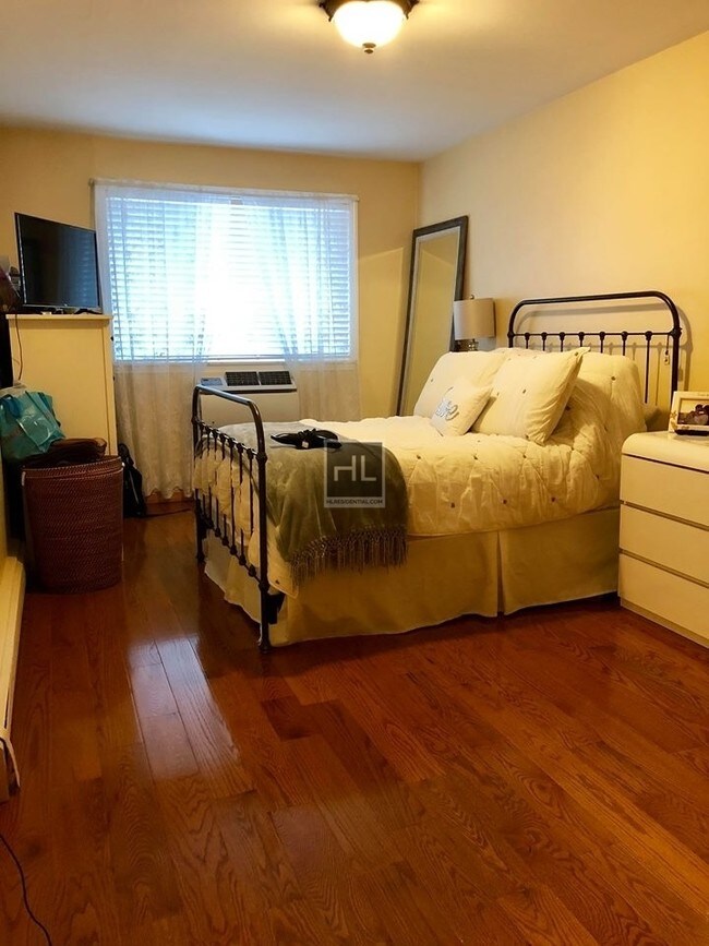 Building Photo - Super large 1 bedroom in Astoria