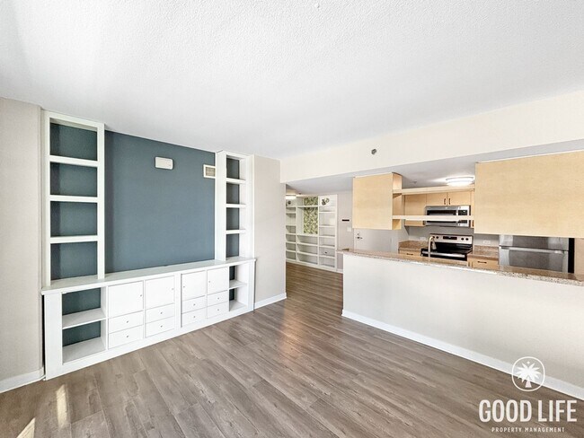 Foto del edificio - Charming 2BD/1BA Condo in Downtown W/ A/C, W/D, Community Pool, Spa, & Gym!