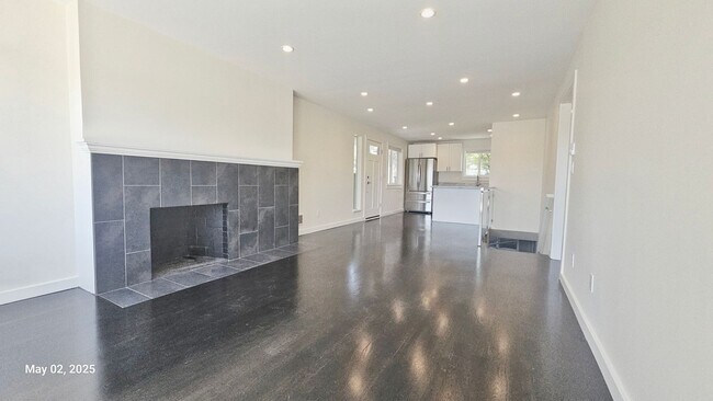 Foto del edificio - 3 Bed, 2 Bath Apartment Newly Remodel in P...
