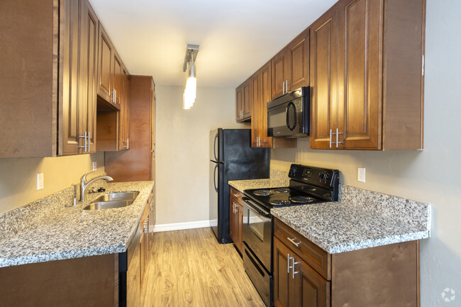 2 BR, 1 BA - 780 SF - Solstice Apartments