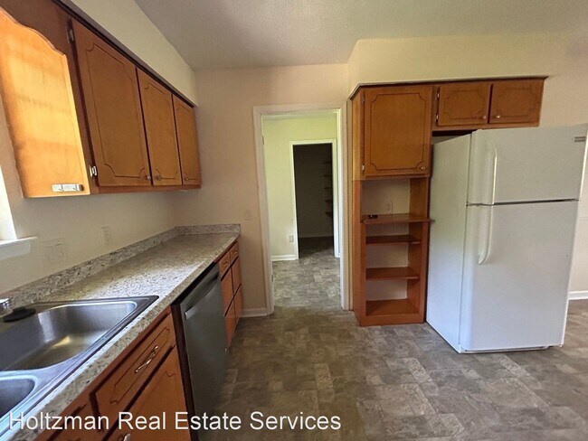 Building Photo - 3 br, 2 bath House - 240 N. Maple Drive