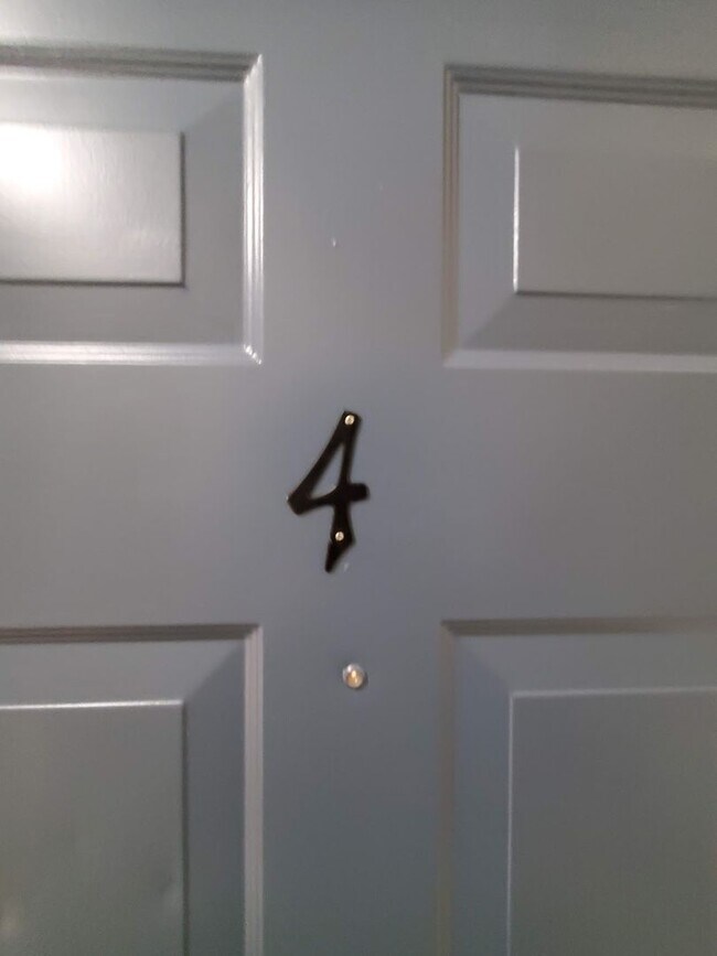 Building Photo - Absolutely Adorable two bedroom is move in ready!