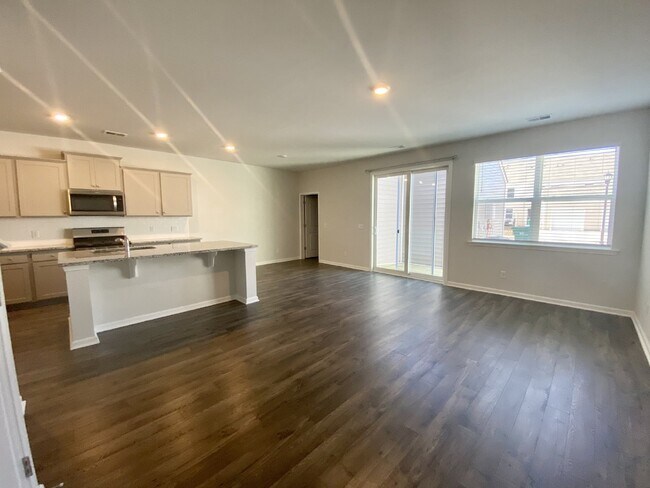 Foto del edificio - Four Bedroom, Unfurnished Townhouse in Mil...