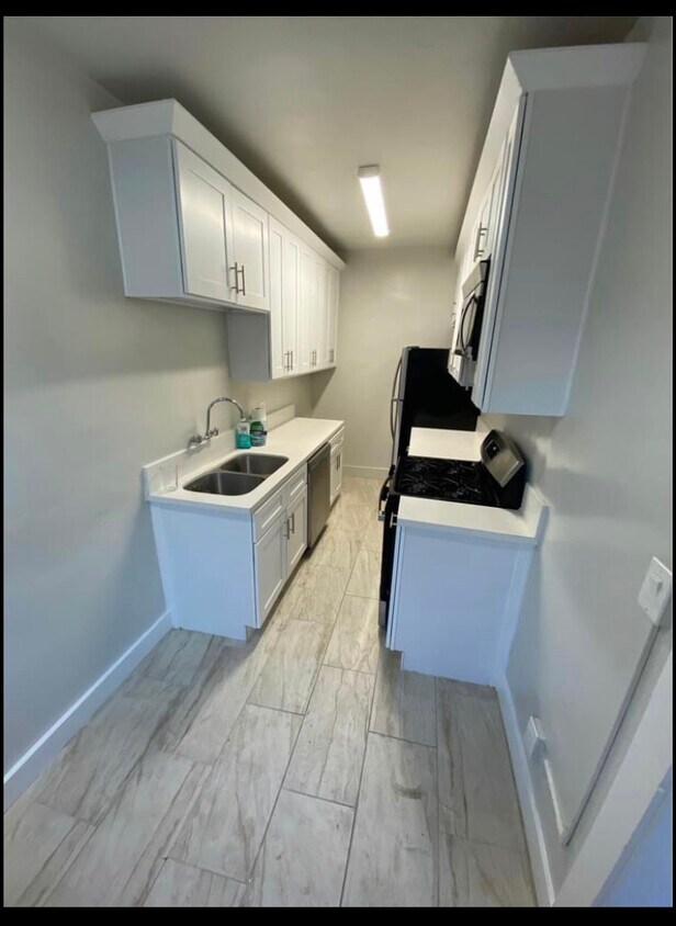 Building Photo - 802 Hilldale Ave