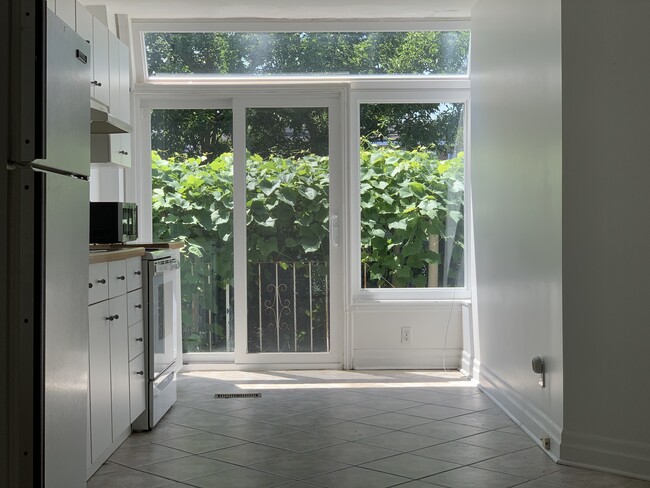 Building Photo - 484 Brock Av