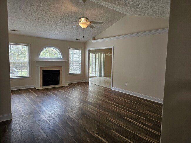 Foto del edificio - Beautiful 3 bedroom, 2 bath duplex with two car garage. - NO PETS