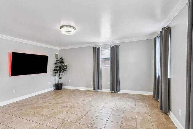 Building Photo - Metairie Home Available!