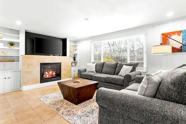 Foto del edificio - Stunning 3BR 3BA Fully Furnished Home w/ Granite Kitchen + Patio & Fenced Yard in Prairie Village