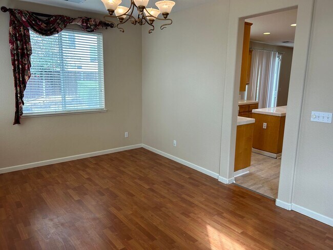 Building Photo - Beautiful Tri-Level Shadow Lakes Home. 5 B...