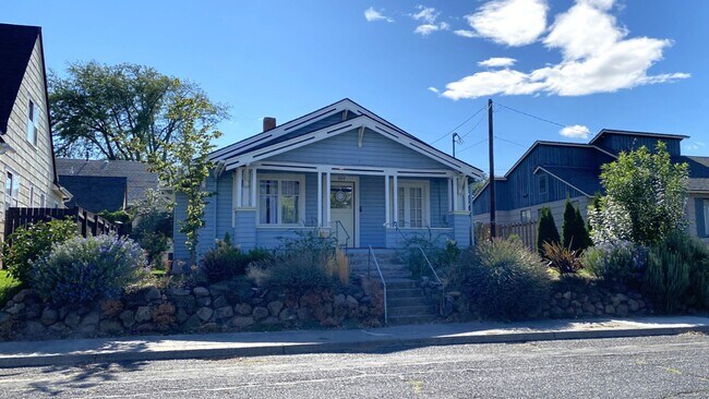 Building Photo - Delightful Craftsman Bungalow
