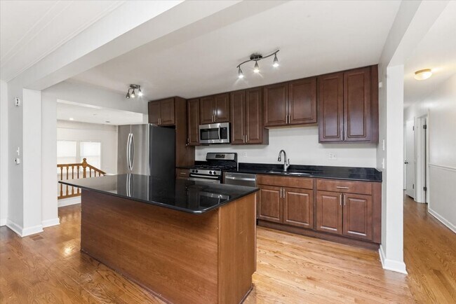 Foto del edificio - 8943 Ewing Ave