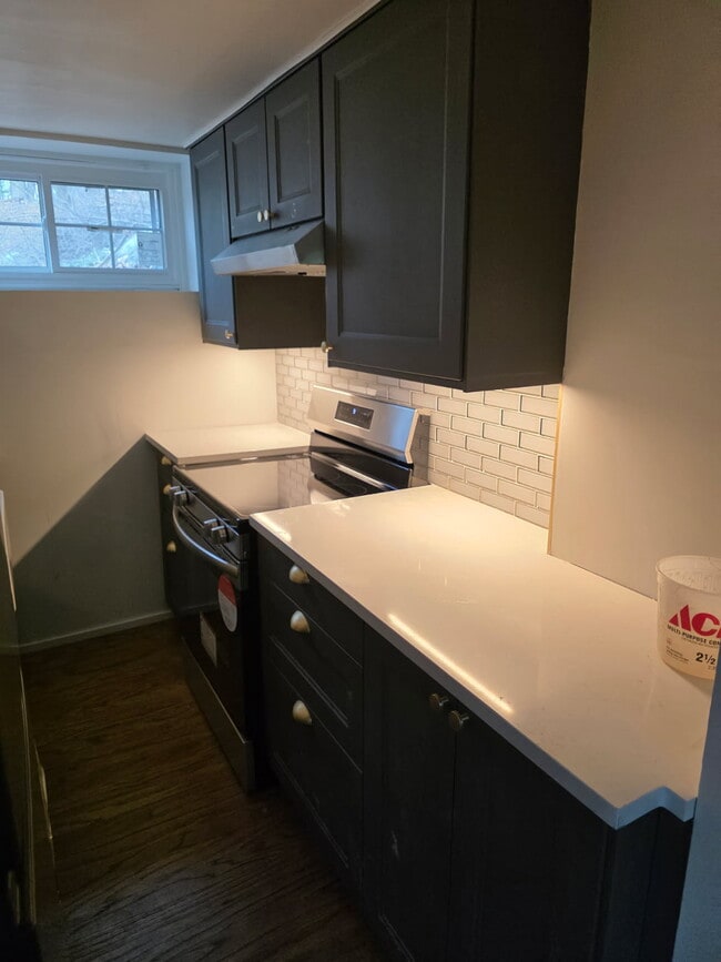Building Photo - 2119 Highland-