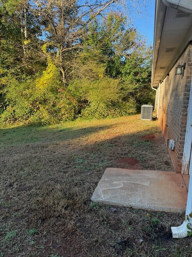 Building Photo - Charming 3 bedroom 1 bath house