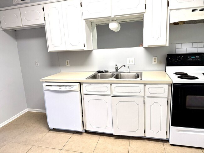 Building Photo - 2206 Shenandoah Dr