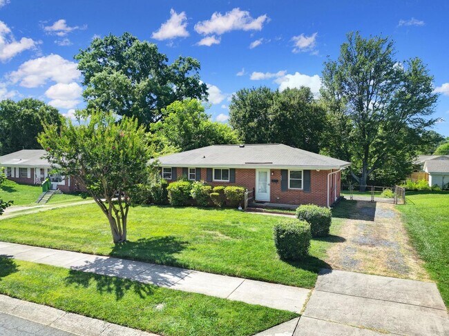 Foto del edificio - 4301 Briarhill Dr