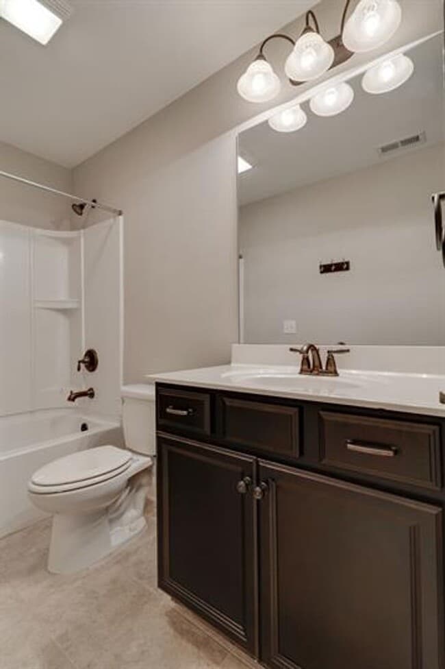 Building Photo - Hendersonville Townhouse - Great location!