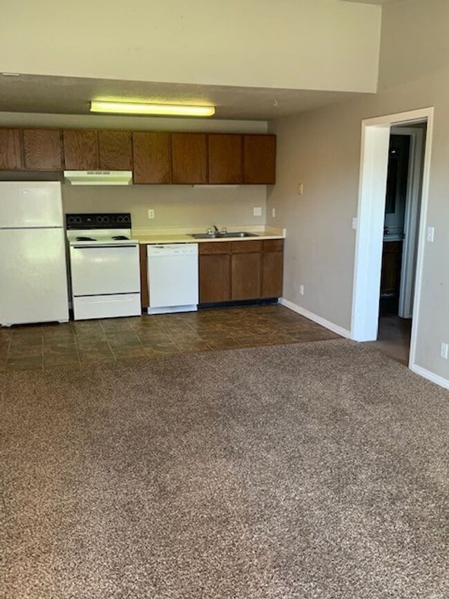 Building Photo - SpringTree Gardens Condominium