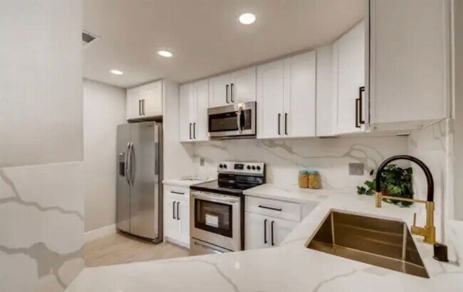 Foto del edificio - $3,700 - 3 Bed / 2.5 Bath Upgraded Townhome in The Knolls Community