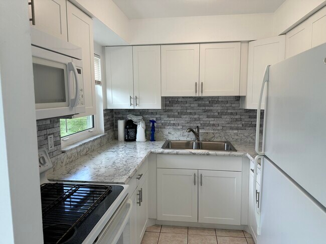 Building Photo - 2255 8th Ter