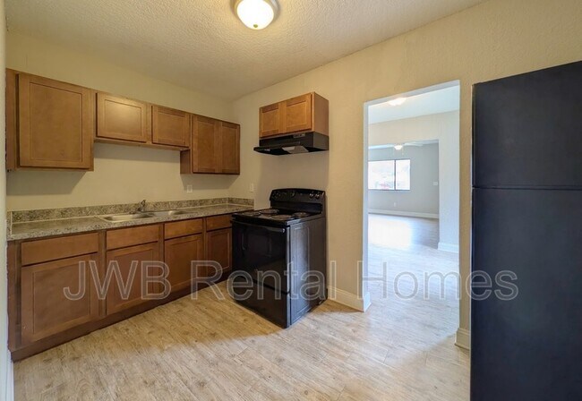 Building Photo - 3055 2nd St Cir