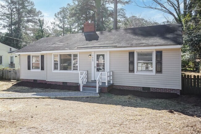 Building Photo - Three Bedroom Home!