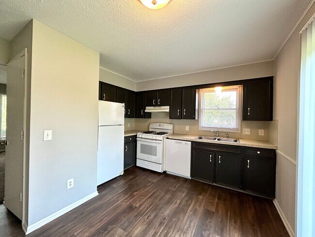 Foto del edificio - Countrywood Court SE 4544-4546