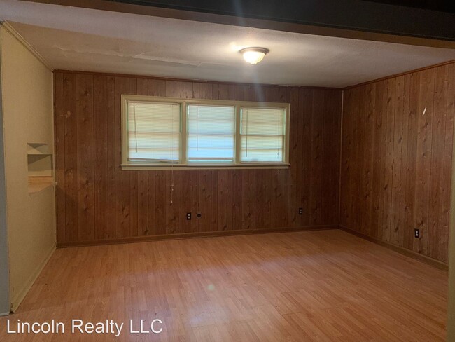 Building Photo - 2 br, 1 bath House - 423 University Dr