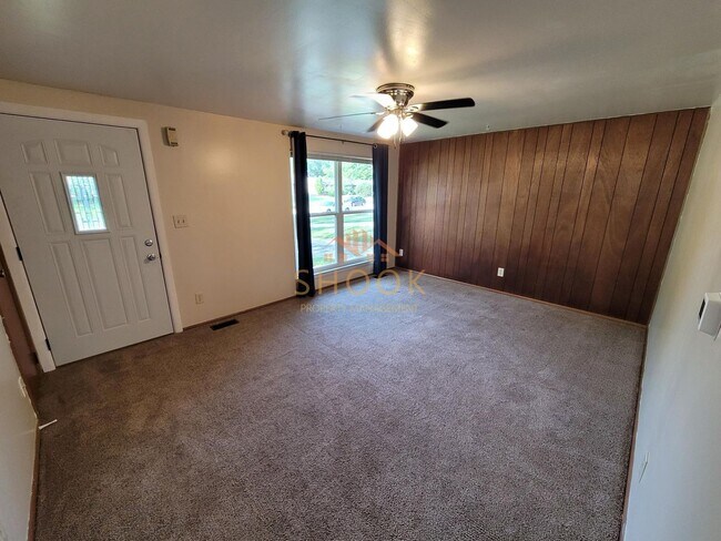 Building Photo - METICULOUSLY MAINTAINED COZY HOME